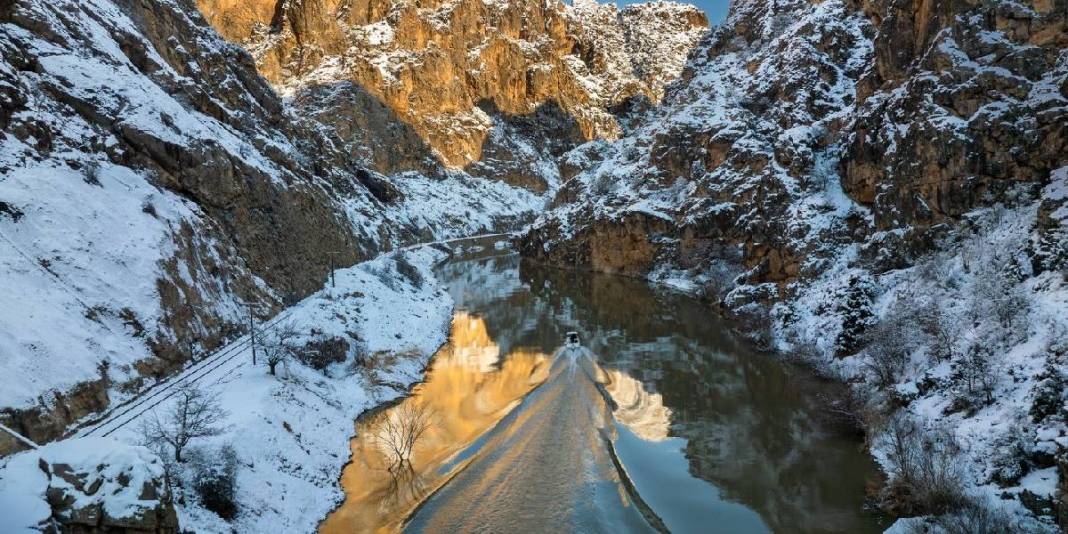 Sessizce akıyor, bambaşka bir zamana götürüyor! Türkiye’nin doğa harikası: Huzurlu bir keşif imkanı sunuyor 1
